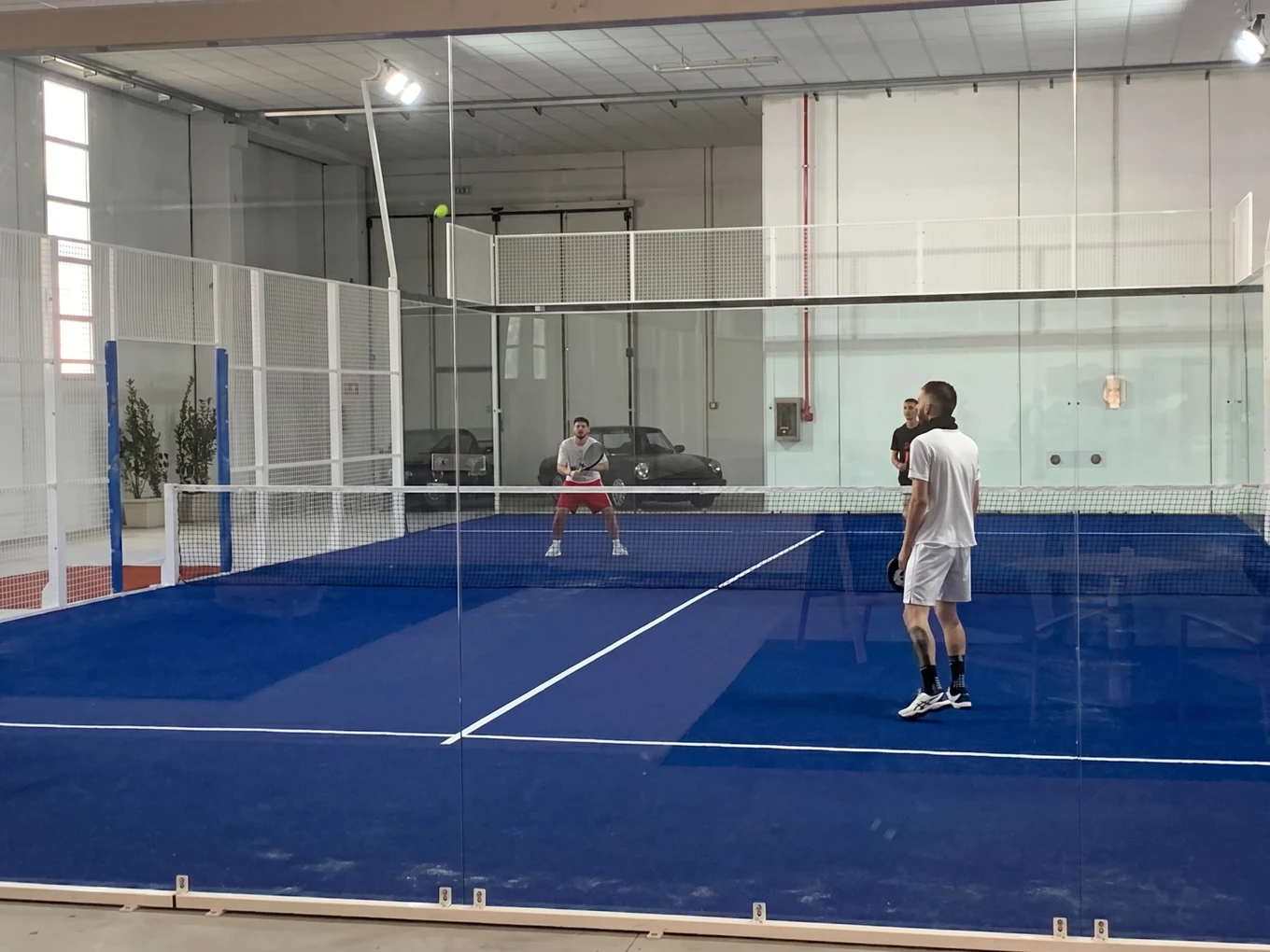 Campo da gioco indoor dell'Olbia Padel Club